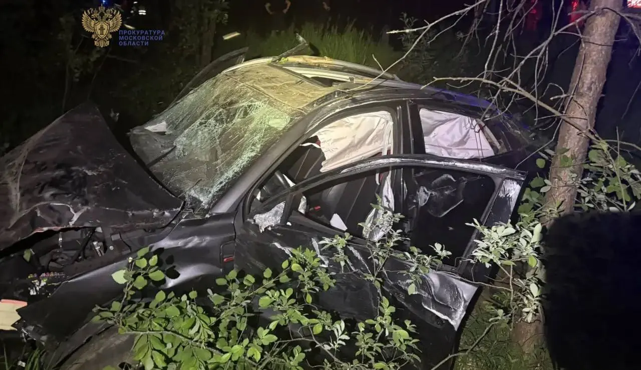Подросток выехал на встречную полосу, автомобиль перевернулся и врезался в дерево. Одна из трёх пассажирок погибла, двоих госпитализировали; прокуратура начала проверку.