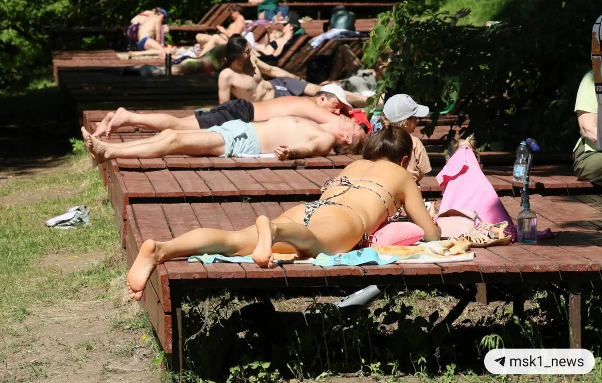 Из‑за потепления до +28 °C москвичи начали посещать открытые бассейны; в парке Фили уже запустили регулярные сеансы.
