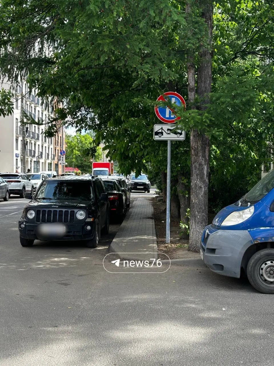 С 1 июня на участке от улицы Городской вал до Полиграфической ввели чередование парковки по дням. Мэрия объясняет нововведение заботой о безопасности и уборке дорог, жильцы считают это неудобным.