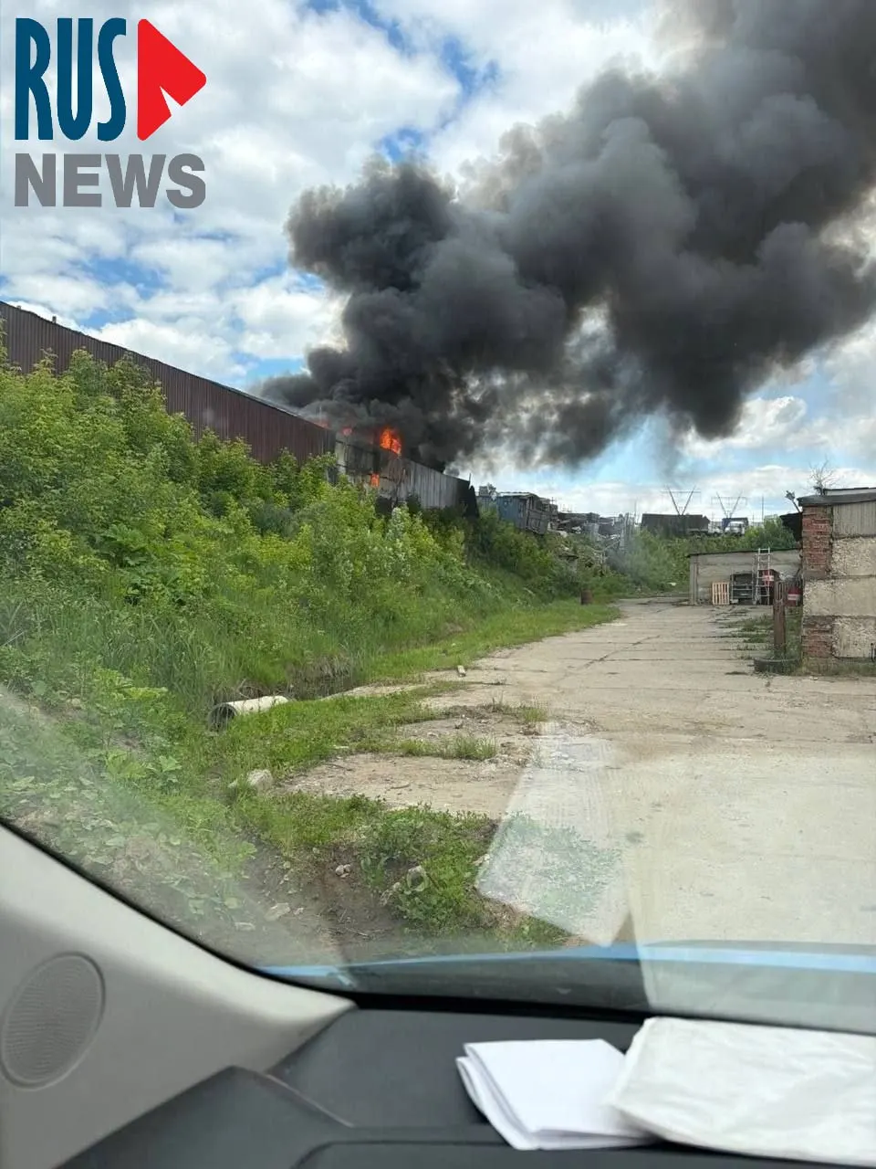 На месте бывших клубничных полей в Ленинском округе вспыхнул пожар на незаконной свалке: горят ангары, внутри слышны взрывы. Местные жители сообщают о нарушениях техники безопасности; по факту земельных махинаций ведётся расследование.