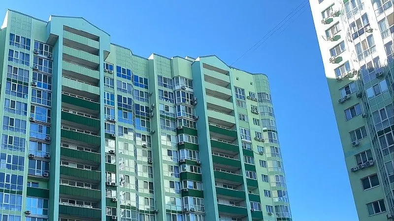 Средняя цена новостроек в Саратове упала на 0,8% — до 6,4 млн ₽; по России снижение составило 0,1% — до 8,3 млн ₽.