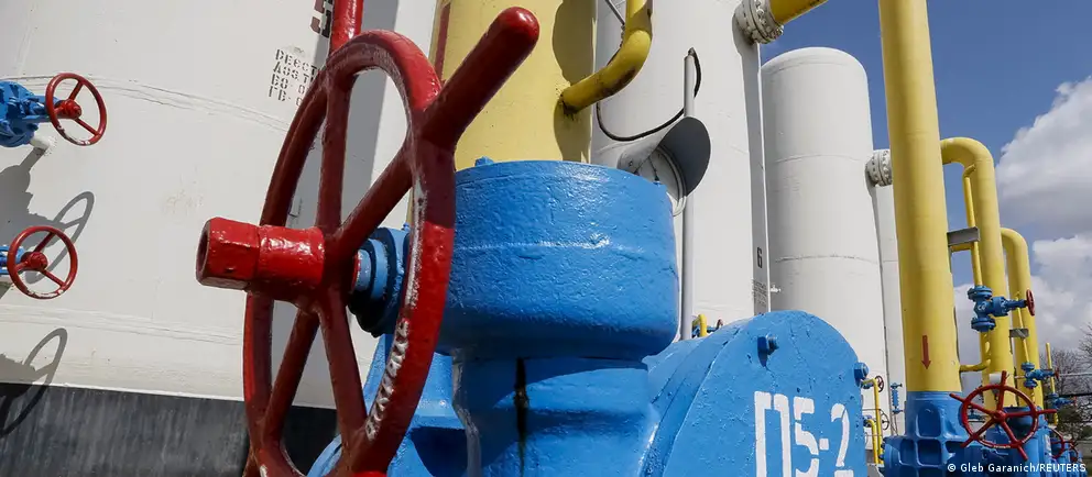 Украина не продлила контракт на транзит российского газа, поэтому с 1 января 2025 года поставки через её территорию прекращены; наиболее ощутимые последствия испытывает Молдова, другие страны перенастроили маршруты поставок.