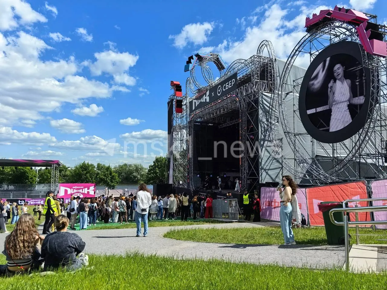 В парке‑заповеднике Коломенское проходит музыкальный фестиваль — в программе выступления Feduk, OG Buda, Mayot, Дмитрия Маликова, Валерия Сюткина и группы «Браво».