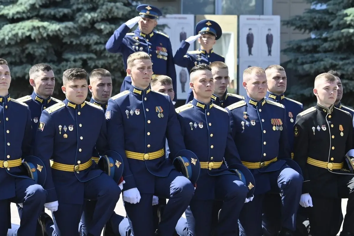 В Рязани состоялся выпуск офицеров и прапорщиков Рязанского училища ВДВ. Многие молодые военнослужащие окончили обучение с золотыми медалями.
