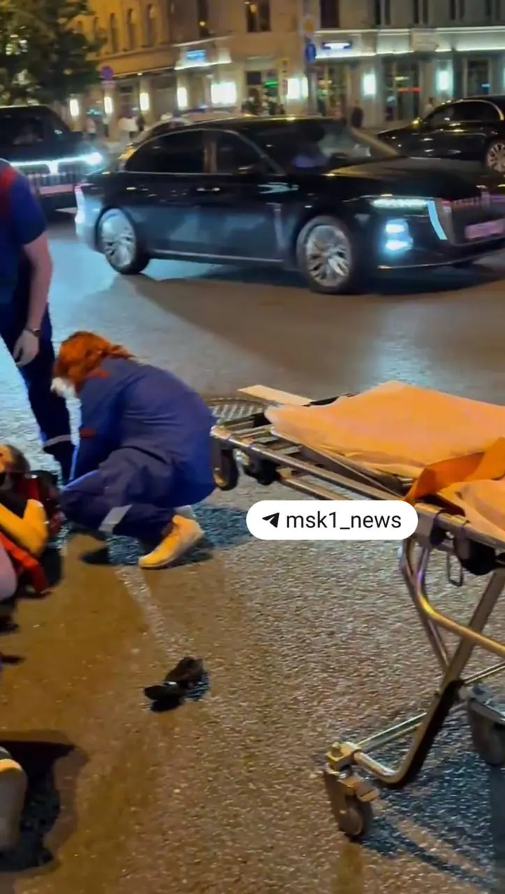 На Тверской, 22 в центре Москвы такси сбило двух девушек. Одна из них скончалась до приезда скорой, всего пострадали пять человек; вторую госпитализировали в НИИ Склифосовского. В пресс-службе ГУ МВД по Москве заявили, что сведений о ДТП в их систему не поступало.