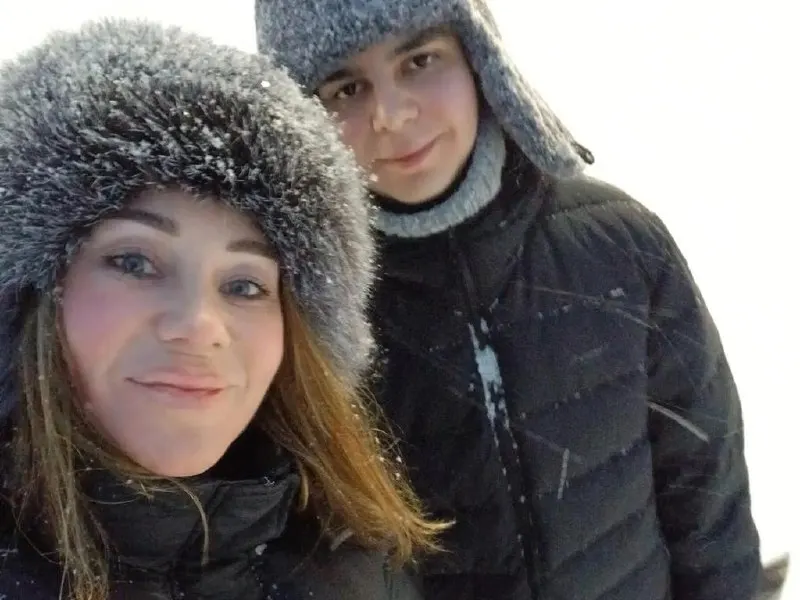 Ирина Турбина заявила, что её уволили срочно — последним рабочим днём стал 19 июня. Ранее она переехала из Орла в Пермский край, чтобы быть ближе к отбывающему срок сыну. Сам Арсений ранее был приговорён к пяти годам, против него также возбуждено новое уголовное дело.