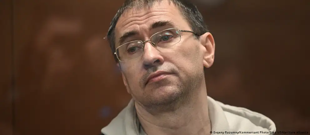 Судья Сергей Комлев заменил содержание в СИЗО на домашний арест. Следствие сообщает о частичном признании вины и указывает на наличие иждивенцев у обвиняемого.