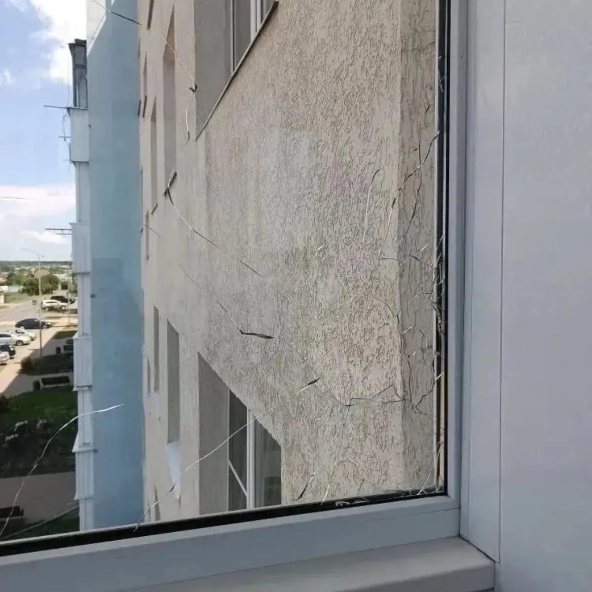 В результате ударов и атак беспилотников в разных округах Белгородской области пострадали жилые дома, объекты инфраструктуры и транспорт — сообщения о повреждениях поступили из 15 населённых пунктов.