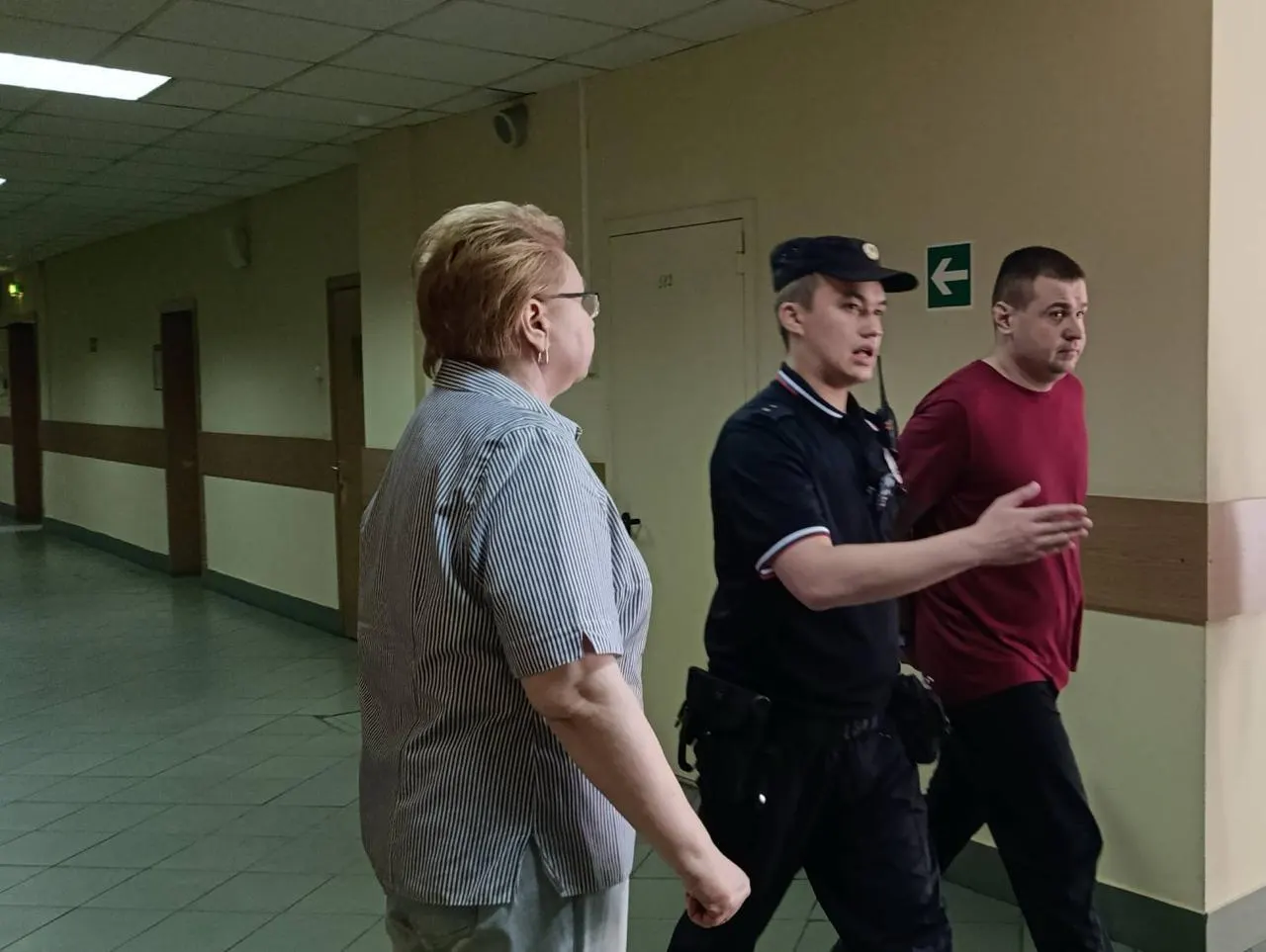 Прокурор просит для 35‑летнего курьера из Москвы 8 лет колонии за публикации в соцсетях о ракетных ударах по Днепру и обстреле детской больницы в Киеве. Подсудимый отрицает вину, говорит о взломе аккаунта; адвокат сообщил о диагностированной опухоли крестца.