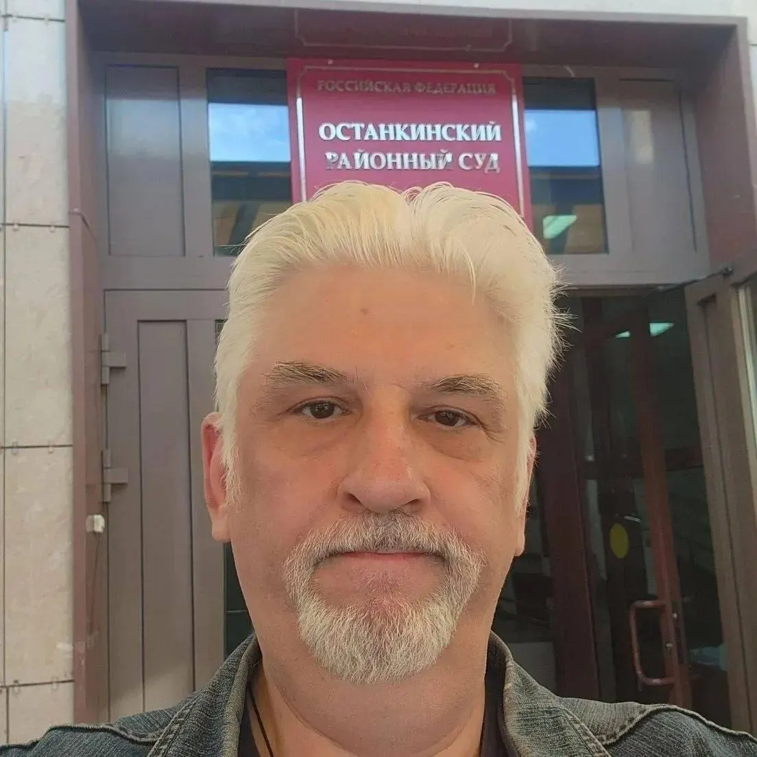 Суд вернул иск певца из Челябинска о защите достоинства после шутки участника КВН: в материалах передачи нет упоминаний истца, поэтому его права, по мнению суда, не были нарушены.