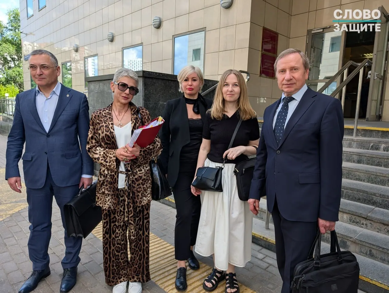 Московский городской суд отклонил апелляцию и оставил в силе решение о прекращении адвокатского статуса Алексея Басистова, Дмитрия Проводина и Юлия Тая. Основанием стало длительное проживание за границей; защита настаивает на дискриминации и нарушении независимости адвокатуры.