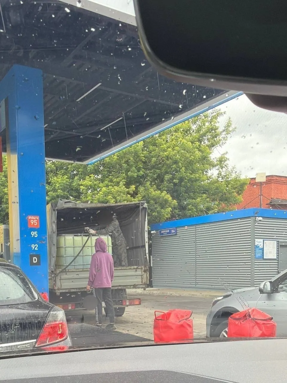 В соцсетях появились кадры очередей на автозаправках в районе Северное Измайлово: по сообщениям, москвичи запасаются топливом после атаки дронов. Официального подтверждения пока нет.
