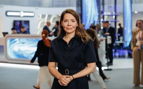 Заммэра Москвы Анастасия Ракова заявила, что в системе здравоохранения города внедрены десятки ИИ‑решений, которые помогают отслеживать критические акушерские состояния и анализировать повторные госпитализации; окончательные решения по лечению принимает врач.