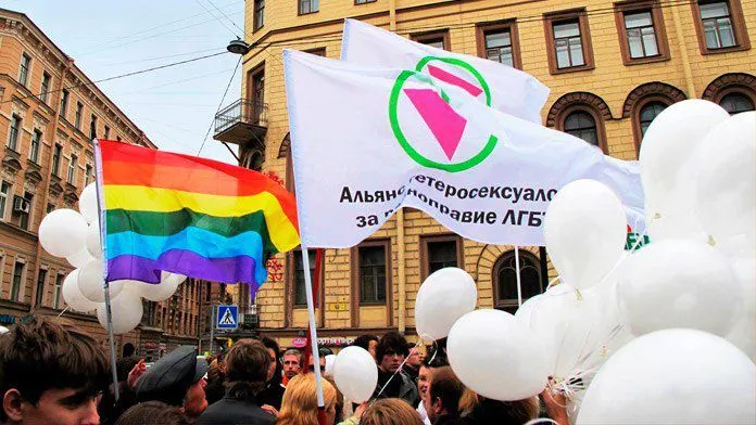 Суд в Петербурге в закрытом заседании по иску регионального управления Минюста признал «Альянс гетеросексуалов и ЛГБТ за равноправие» экстремистской организацией; в обвинениях фигурируют онлайн‑встречи, публикации и прошлые публичные акции.