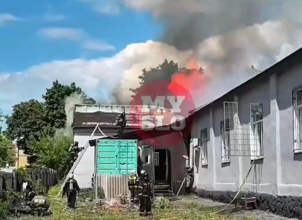 Около 13:00 в Туле начался сильный пожар на предприятии по производству боеприпасов — последовали взрывы, тушение пришлось приостановить, по предварительным данным два человека погибли.