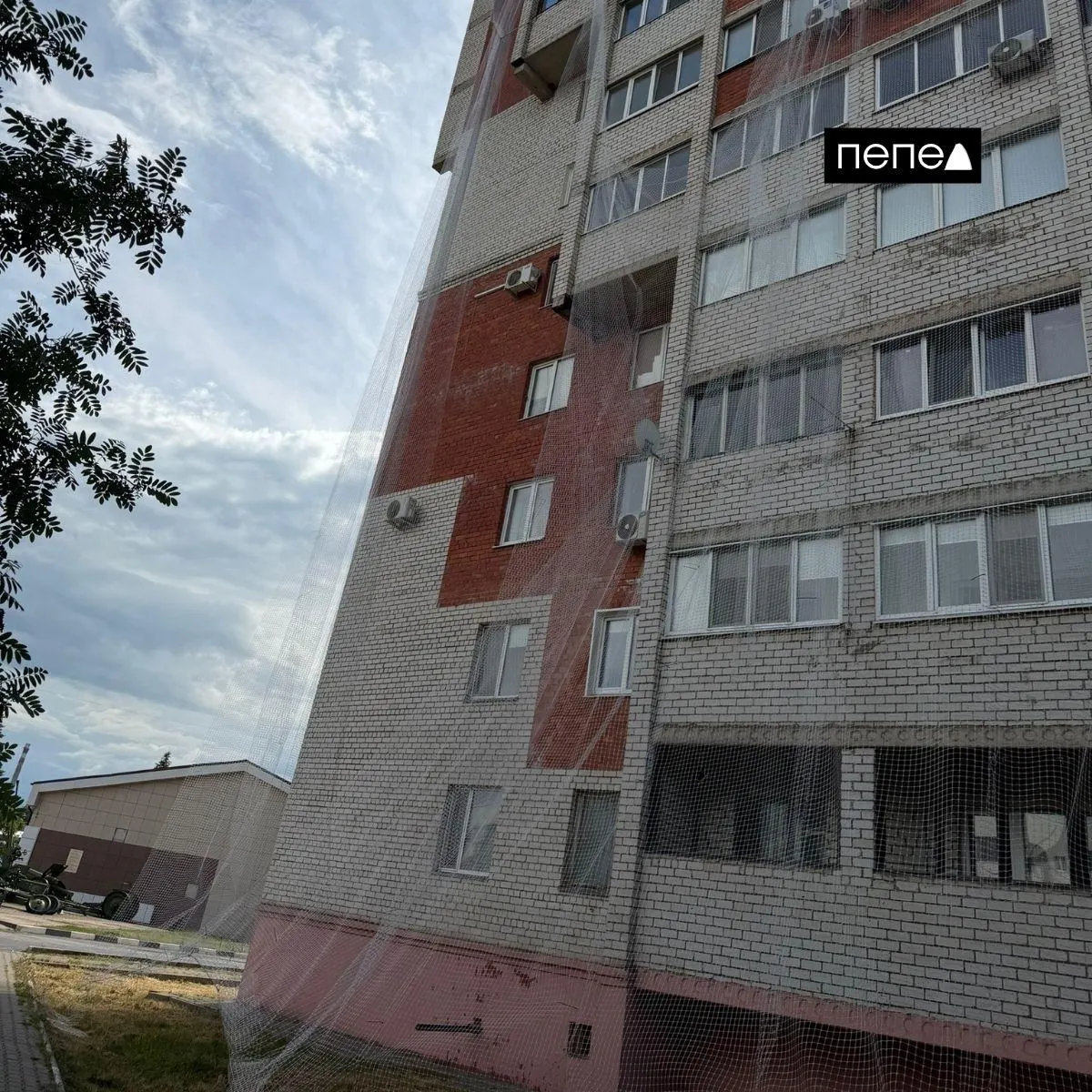Жители дома на улице Ленина сообщили, что после неразрешённых обращений в администрацию они частично укрепили антидроновую сетку собственными силами; ранее в один из таких домов врезался беспилотник.