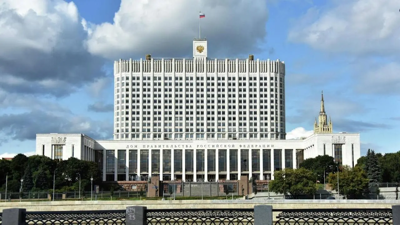 В Госдуму внесён законопроект о частичной или полной компенсации утильсбора для семей с тремя и более детьми; правительство критикует инициативу из‑за дополнительных расходов и неопределённых источников финансирования.