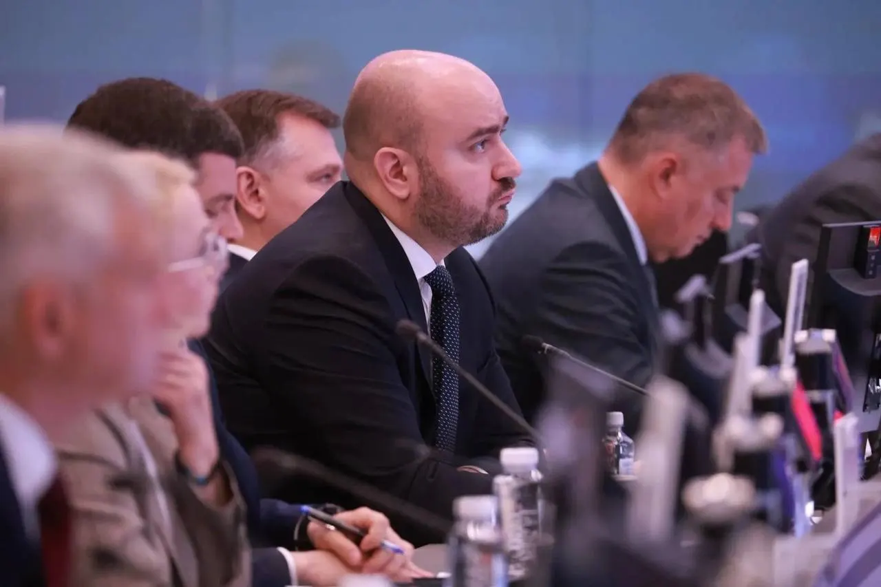 В ходе совещания в Москве обсуждали поставки бензина и дизеля в регионы, координацию между федеральным центром, регионами и поставщиками, а также поручили продолжить мониторинг наличия топлива, цен и логистики.