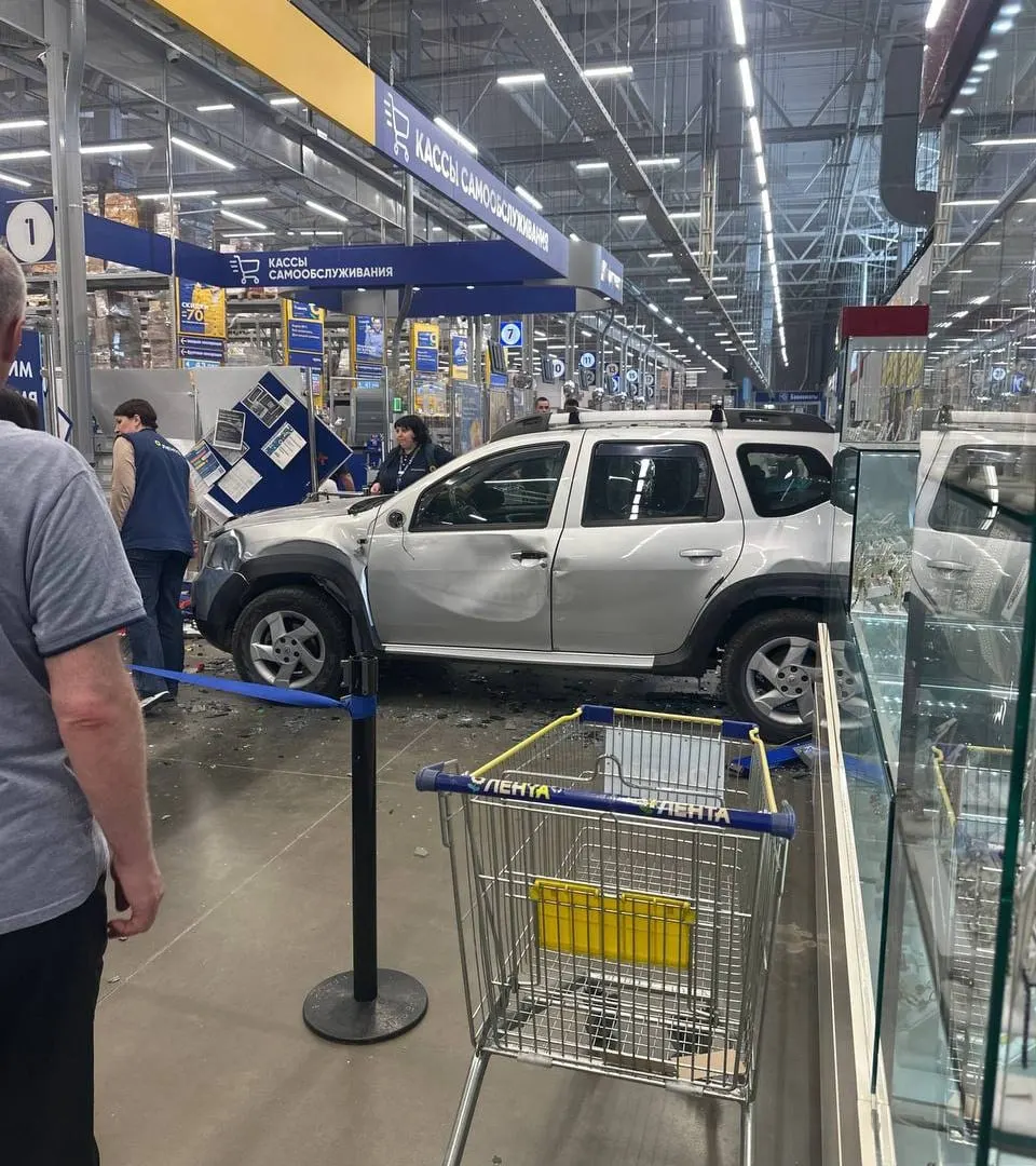 В Московской области легковой автомобиль съехал с парковки, пробил стеклянный фасад и въехал в зал гипермаркета. Один человек получил травмы и был госпитализирован.