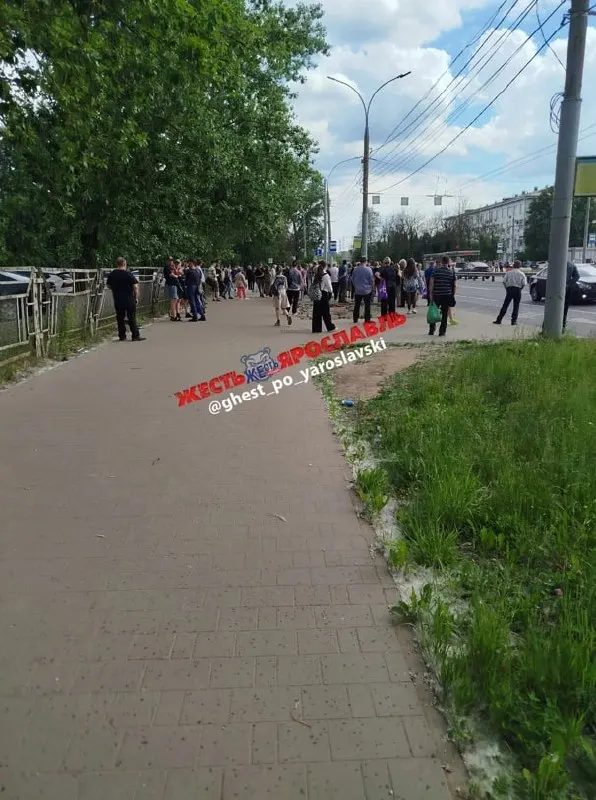 Павильон на остановке у Моторного завода отсутствует уже несколько месяцев: пассажиры лишились укрытия и урн. В мэрии заявили, что закупают новые павильоны — прежний демонтировали после окончания контракта.