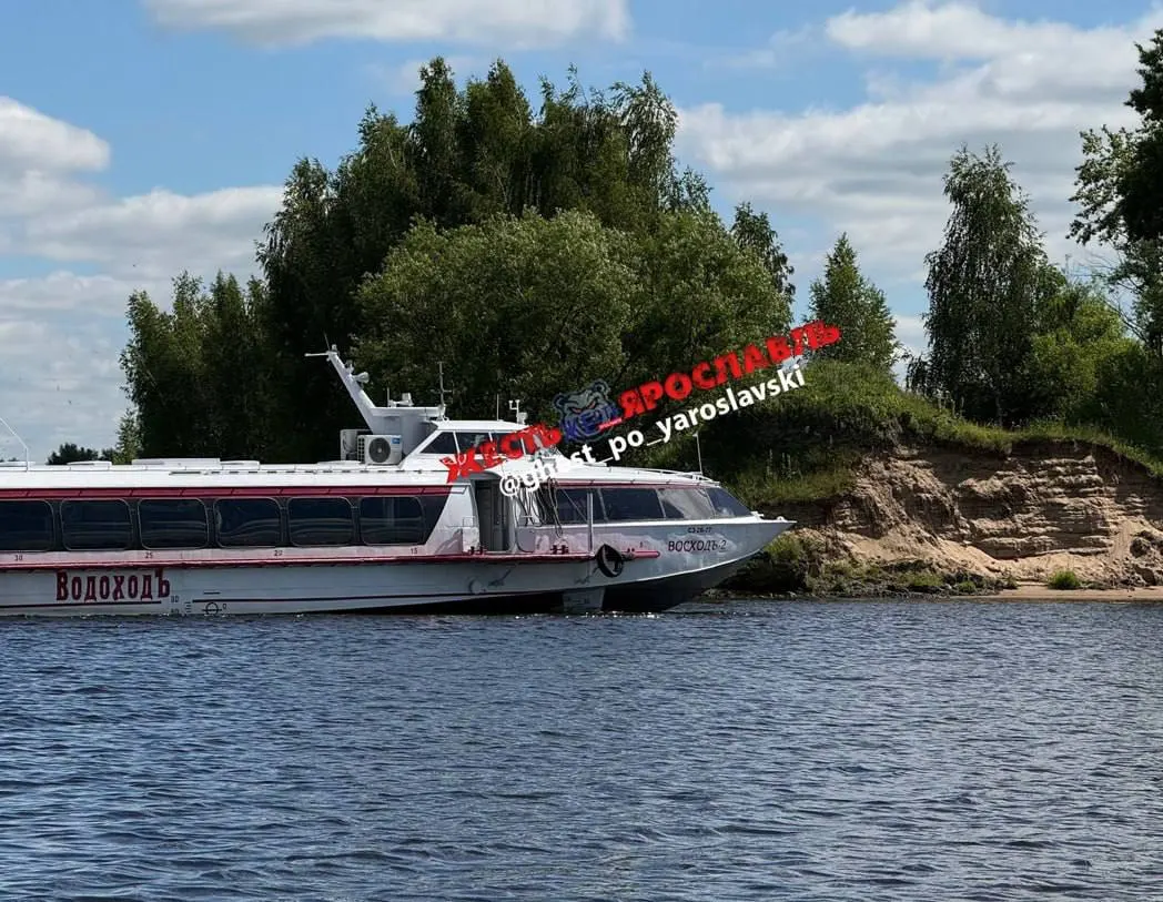 21 июля у прогулочного теплохода «Восход‑2» при выходе из затона сорвало винт. Пассажиров на борту не было, рейсы по маршруту «Ярославль — Рыбинск» временно отменены до завершения ремонта.