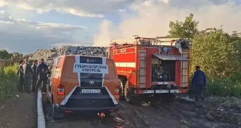 На полигоне в Ростовском округе тушат тлеющие очаги: на место отправили цистерны, экскаваторы, бульдозеры и насосную станцию. Потоки отходов перераспределили на другие полигоны, проверят владельца объекта.