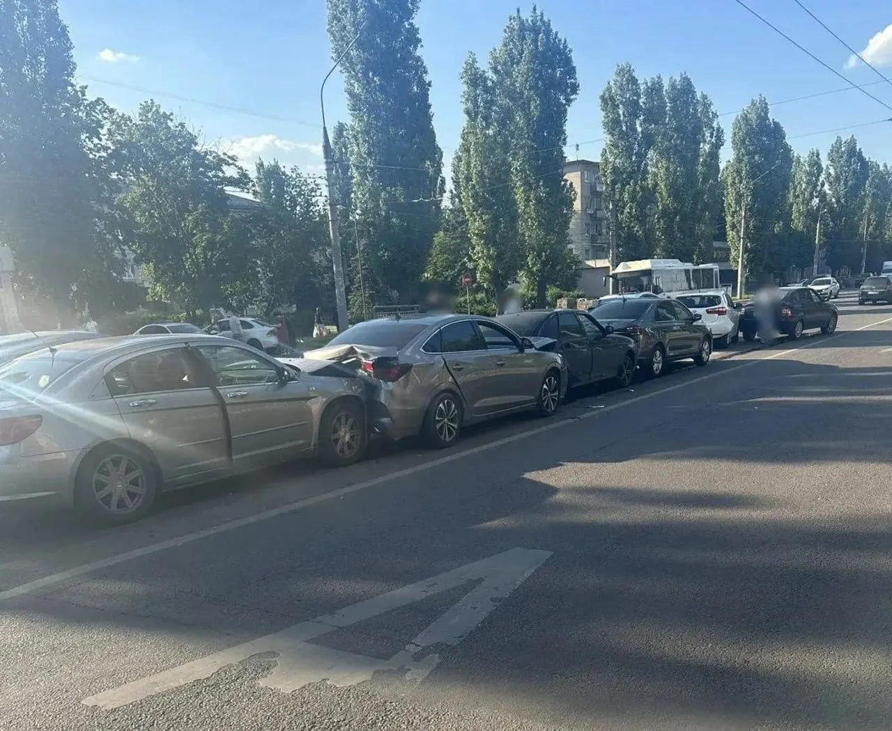 10 июня рядом с Ленинским проспектом, 153 произошла авария с участием шести автомобилей; трое пострадавших госпитализированы.
