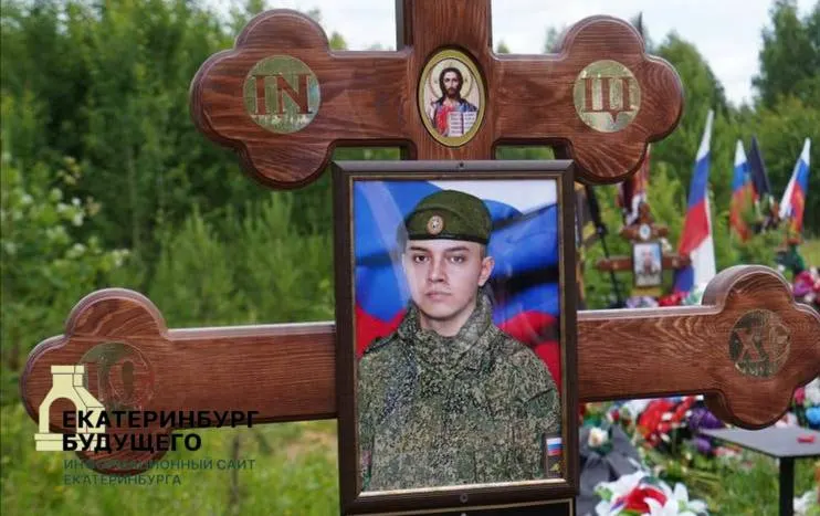Родственники сомневаются в версии о «случайном выстреле»: при вскрытии гроба обнаружили ранение головы, личные вещи семье не вернули — требуют тщательного расследования.