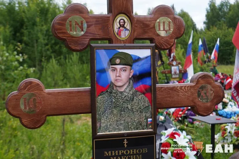 Родным 20‑летнего солдата сообщили о его смерти по телефону; в похоронке указали «самопроизвольный выстрел». При вскрытии обнаружено сквозное ранение головы — семья требует проверки обстоятельств.