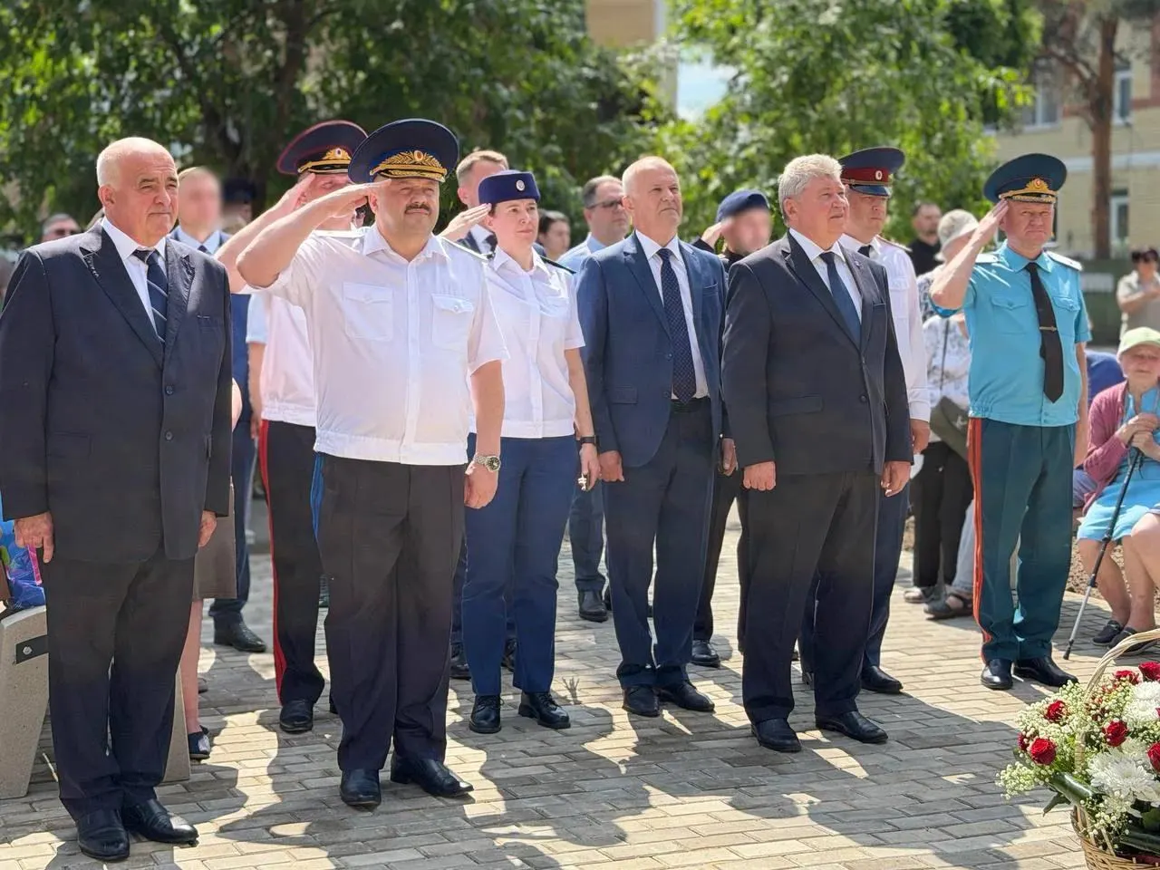 На месте пустыря в Костроме обустроили сквер за счёт ФСБ: установлены скамейки, памятный знак со щитом и мечом и таблички с этапами истории служб с 1917 года. Губернатор поддержал инициативу и отметил роль служб в противостоянии современным угрозам.