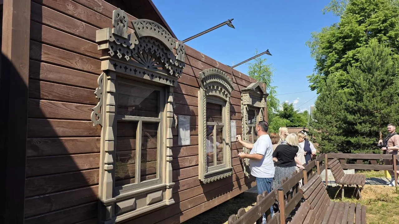 На открытом пространстве в Лакинске собрали десятки старинных резных наличников из разных районов Владимирской области — проект получил грант в 5 млн рублей и рассчитывает привлечь новых туристов.