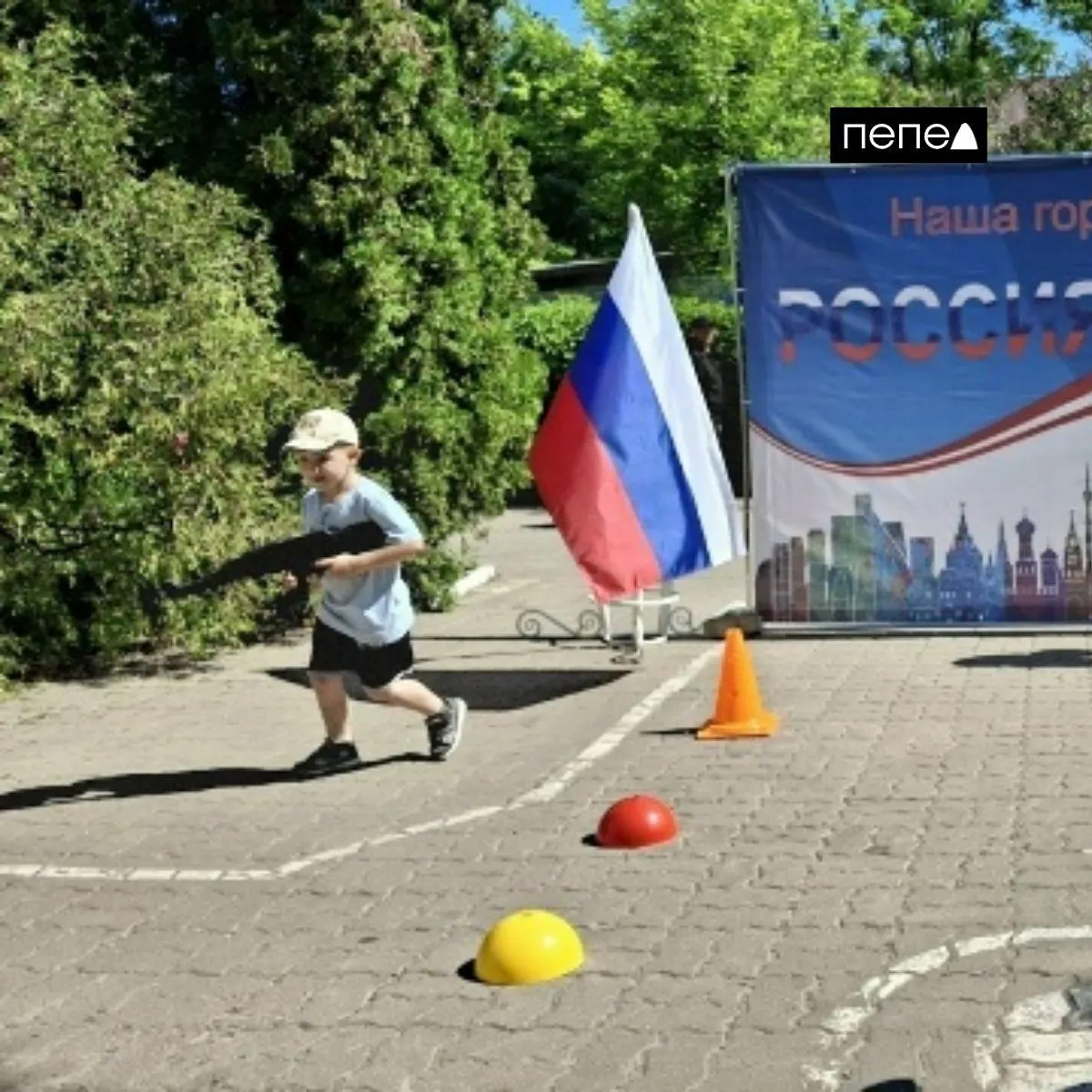 В детских садах и школах Белгородской области провели спортивные эстафеты с игрушечными автоматами, уроки по основам первой помощи и «курс молодого бойца», а учащиеся написали письма российским военнослужащим. Учреждения украсили окна государственными символами.