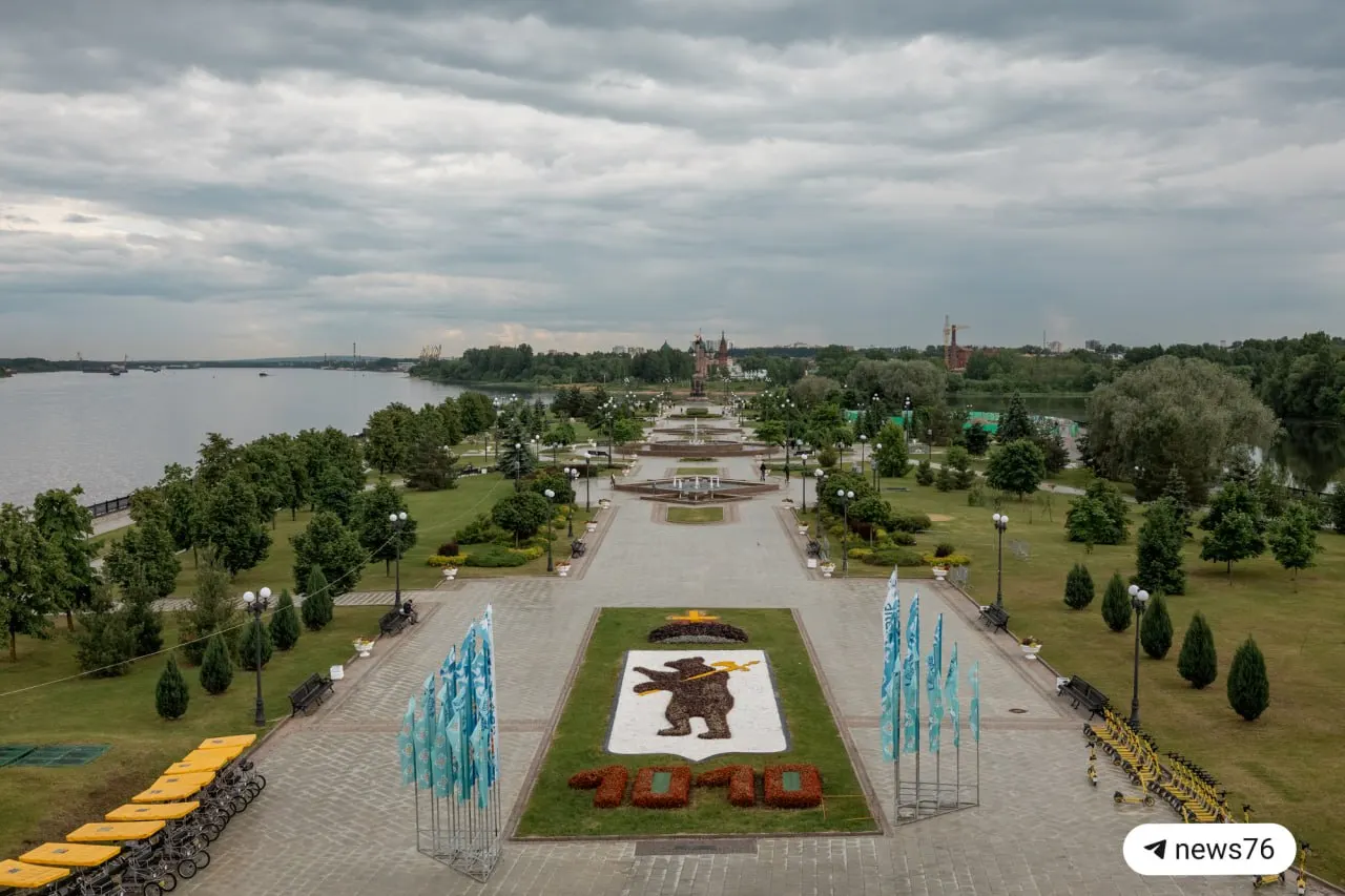 Днём в Ярославле ожидается около +20°C и дождь. Рекомендуется взять зонт или дождевик.