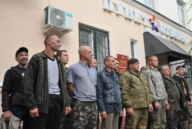 Депутаты могут обратиться к президенту с требованием новой волны мобилизации на первом заседании новой Думы. Одновременно фиксируют сигналы подготовки: облавы в регионах, закон о борьбе с уклонистами и снижение потока добровольцев.
