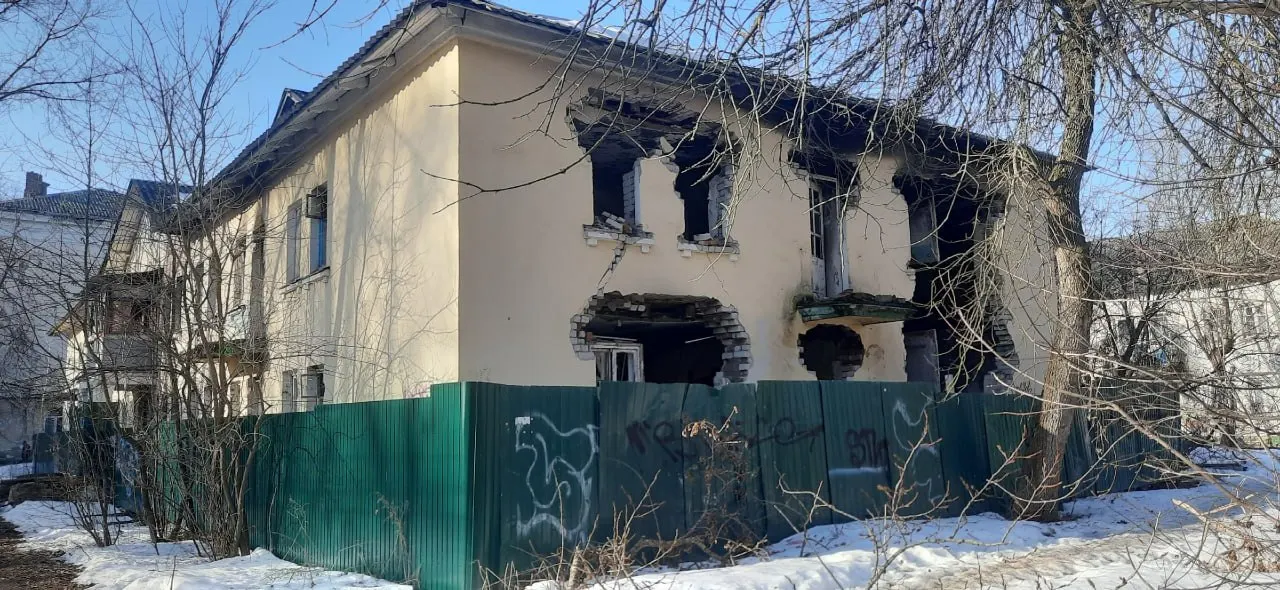 Расселённые дома №20а, 22 и 22а, долгое время пустовавшие и ставшие прибежищем для бездомных, будут демонтированы. Освободившиеся участки перейдут в собственность города — там планируют строить жильё или соцобъекты.