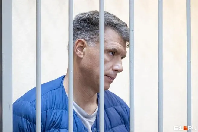 В суде рассматривают дело об убийстве одного из заметных предпринимателей 1990‑х — обвиняемого, которого более 30 лет разыскивали и который затем обосновался в Москве и стал соучредителем компании.