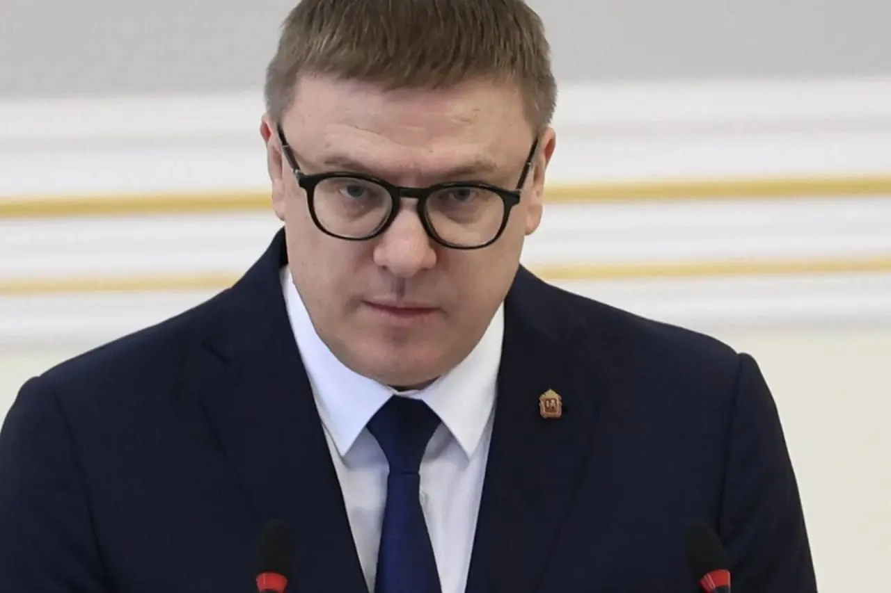 Губернатор Челябинской области потребовал от муниципалитетов отслеживать ситуацию на топливном рынке после роста цен на независимых АЗС; в ряде других регионов уже вводились лимиты и приоритетная поставка для экстренных служб.