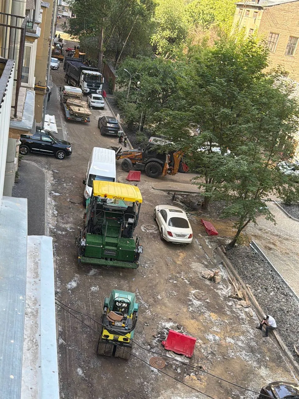 Во дворе домов на Большой Садовой при работах по благоустройству пропал исторический фонтан, уменьшили игровой участок на 25% и вырубили восемь деревьев — жильцы просят прокурорскую проверку в отношении местного «Жилищника».