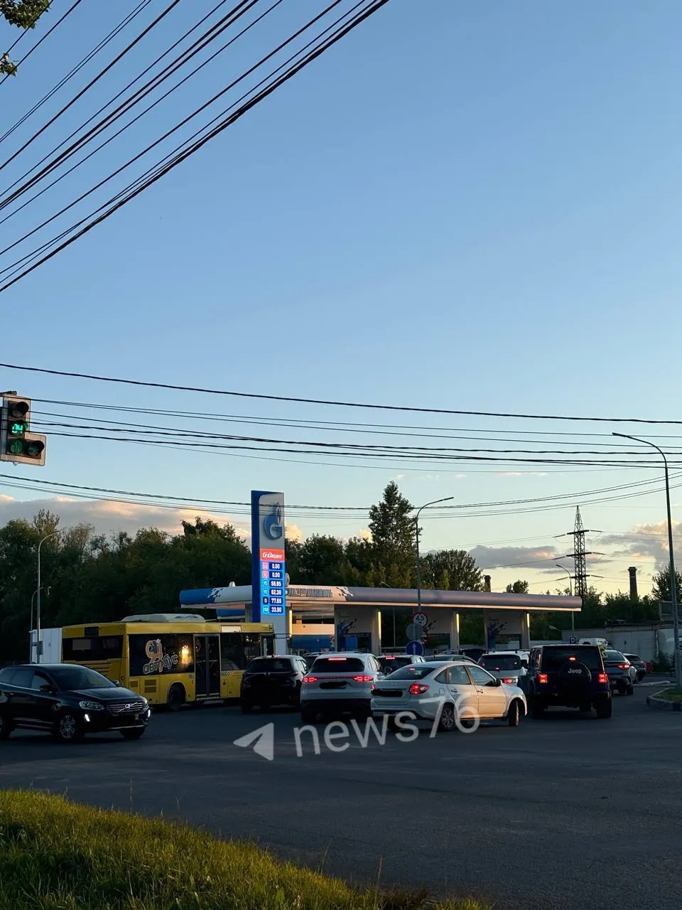 На станции на Магистральной улице снова продают бензин, однако автомобилисты сталкиваются с длинными очередями — заправиться быстро не получится.