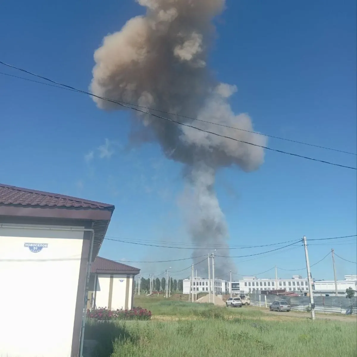 В селе Беловское Белгородской области в результате взрыва склада боеприпасов пострадали жилые и социальные здания; в Белгороде отмечены повреждения остекления.