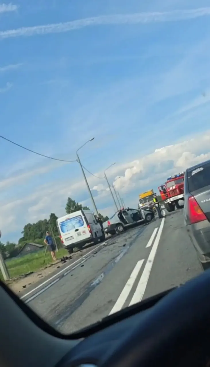 11 июня на 326-м км трассы М-8 в Даниловском районе Renault выехал на встречную полосу и столкнулся со Skoda — водитель Renault погиб, трое человек госпитализированы.