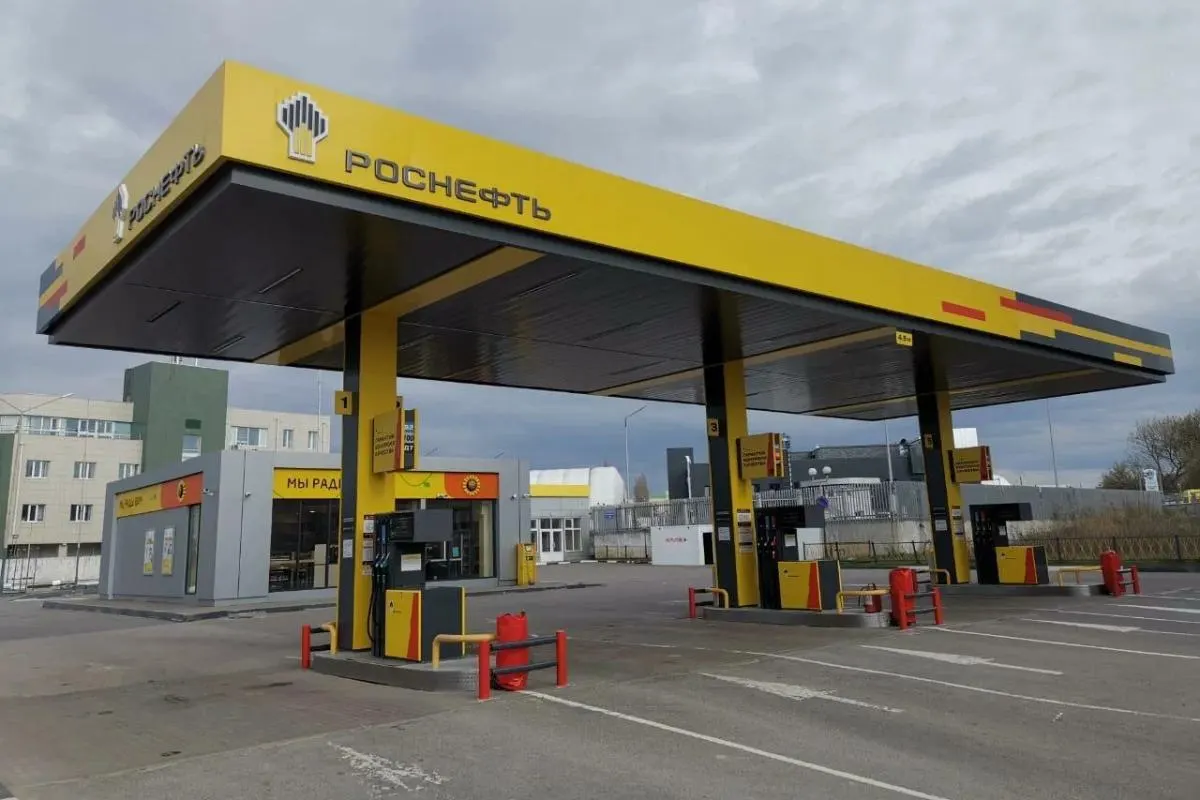 Жители нескольких районов сообщают, что на части автозаправок перестали отпускать бензин АИ‑92 в канистры; операторы ссылаются на внутренний запрет, причины ограничений не поясняют.