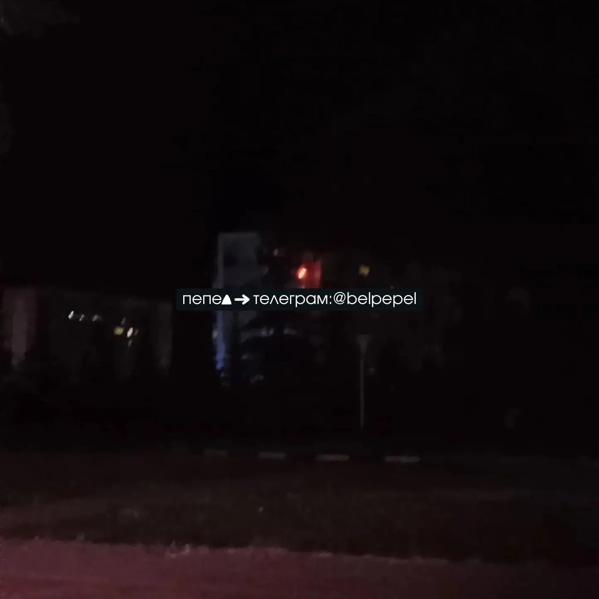 В результате удара беспилотного летательного аппарата в городе Строитель загорелась одна из квартир в доме на улице 5 Августа. Информация о причинах возгорания и пострадавших уточняется.