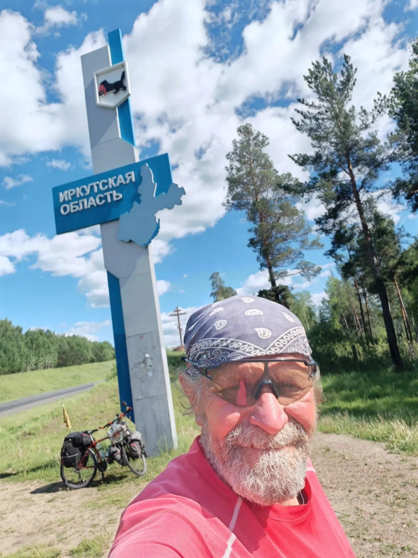Андрей Козлов, 61 год, продолжил своё велопутешествие: после остановки в Красноярском крае он заехал в Ачинск за провизией и дождевая погода осложнила дальнейший путь.