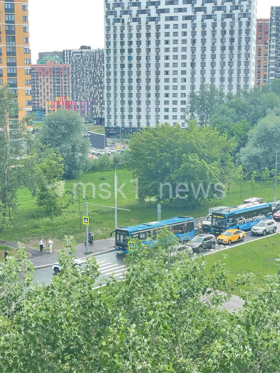В районе торгового центра «Небо» в Солнцево проводится эвакуация, улицу Авиаторов перекрыли. На месте работают полиция и экстренные службы, причина инцидента уточняется.