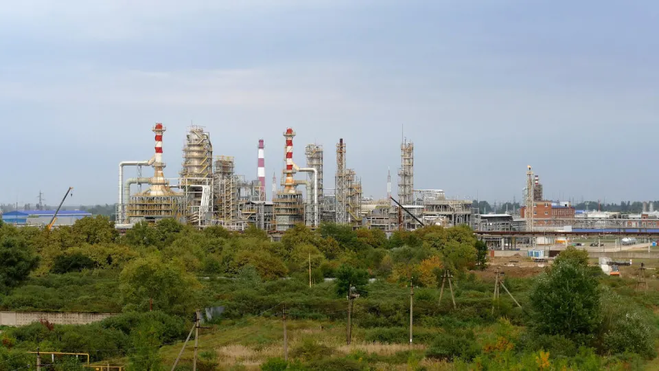 Украинские беспилотники атаковали Афипский нефтеперерабатывающий завод в Краснодарском крае — пожар потушен, по предварительным данным жертв нет. Минобороны заявляет о перехвате сотен дронов над несколькими регионами; из‑за угроз вводились ограничения на работу ряда аэропортов.