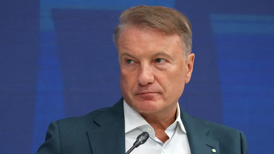 Герман Греф на годовом собрании акционеров заявил, что большинство россиян обеспокоено скорейшим окончанием войны в Украине. По данным недавних исследований и интернет‑запросов, число таких настроений выросло; Греф также предупредил о рисках для экономики при «экстремально высоких» ставках и призвал к снижению ключевой ставки.