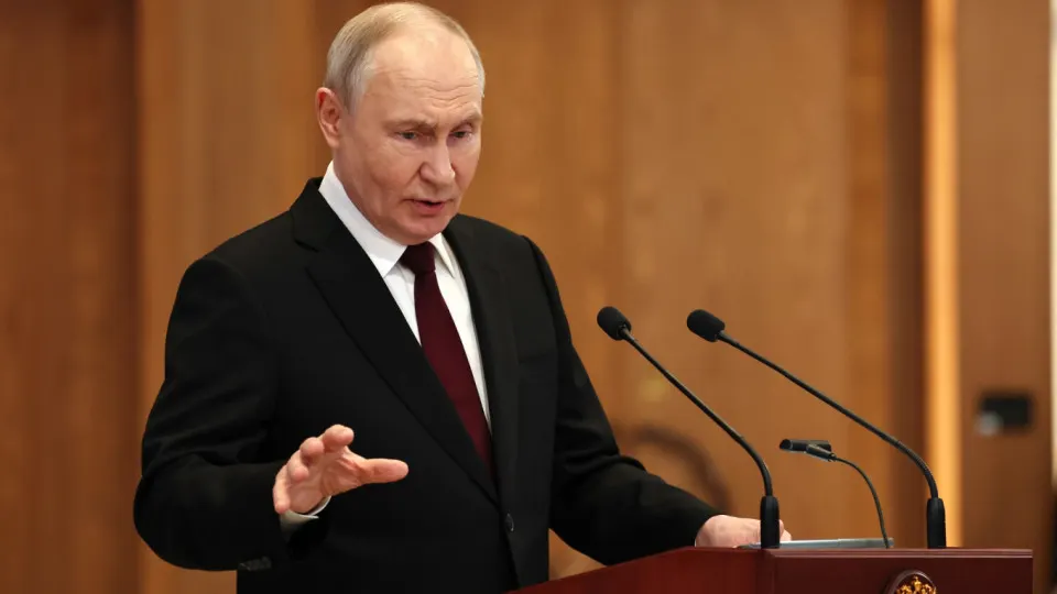 Президент России заявил о готовности нанести ответные удары по европейским государствам, если с их территории будут запускать беспилотники по российским целям. Он также назвал удары дронов попыткой «раскачать» общество и отметил отсутствие предпосылок для мирных переговоров.