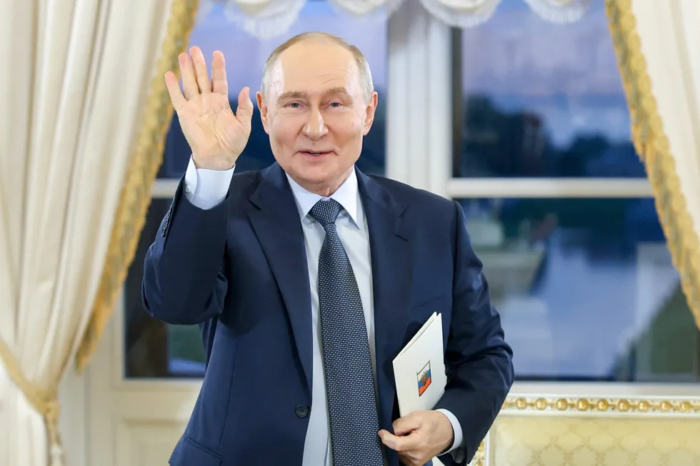 В апреле–мае президент России участвовал в большем числе публичных мероприятий, чем в начале года. Одновременно количество поездок по регионам сократилось: официально это объясняют соображениями безопасности и изменившимися рабочими приоритетами.