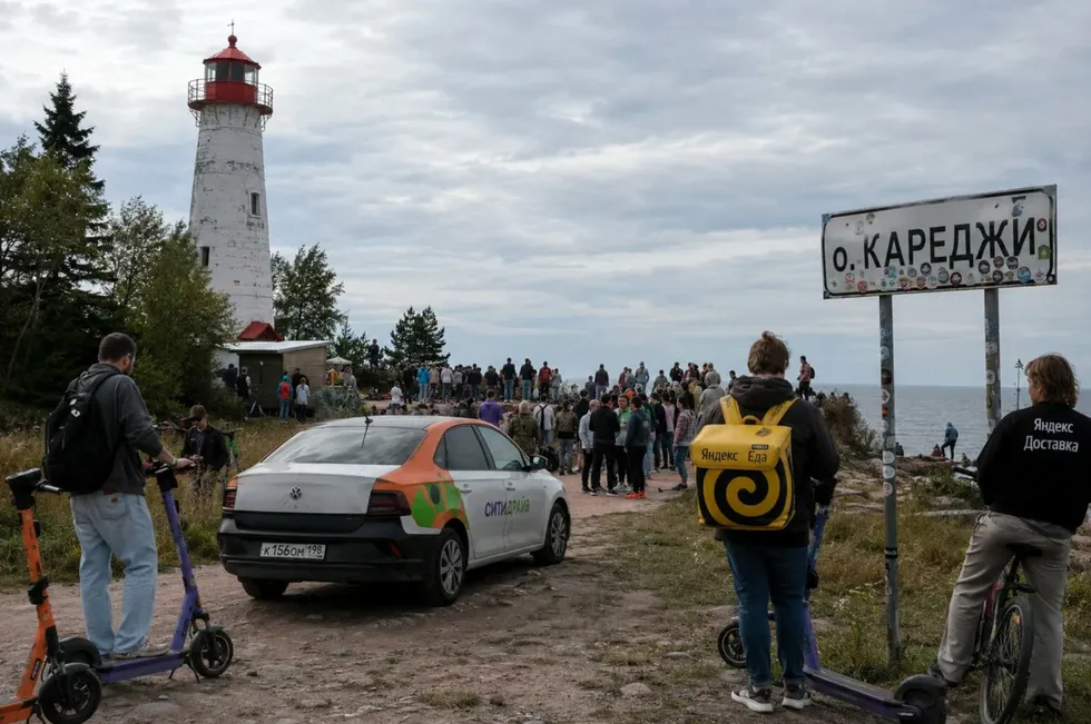 В Санкт‑Петербурге и других городах пользователи заметили подмену координат: мобильные приложения отправляли людей на необитаемый остров Кареджи в Ладожском озере — в ответ местные шутили и массово публиковали отзывы и изображения.